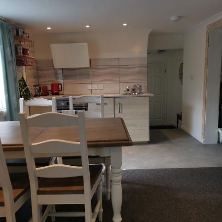Relax In A 1 Bedroom Apartment Near A Country Pub 艾茅斯 外观 照片